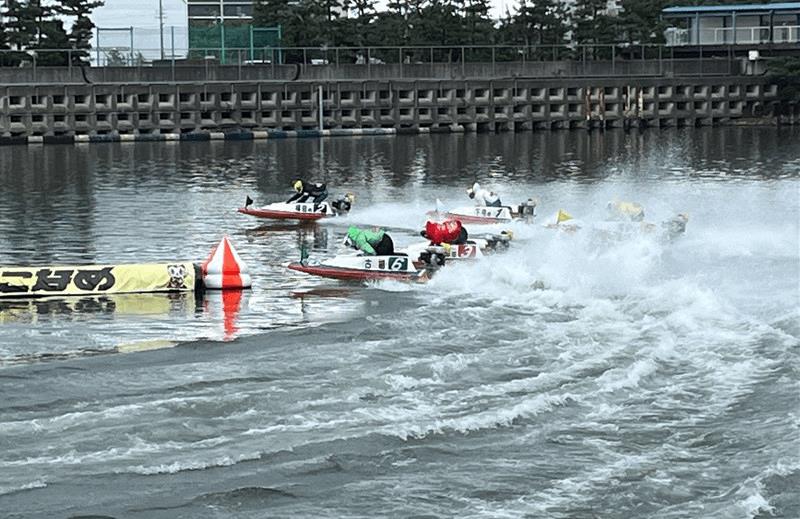 「常滑競艇場」の１マーク側